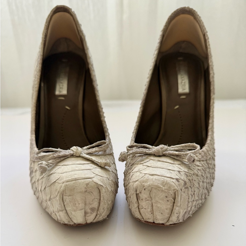 BCBGMaxAzria Gray Snakeskin Print Heels size 7 . Animal Print Stiletto Pumps - Picture 8 of 11